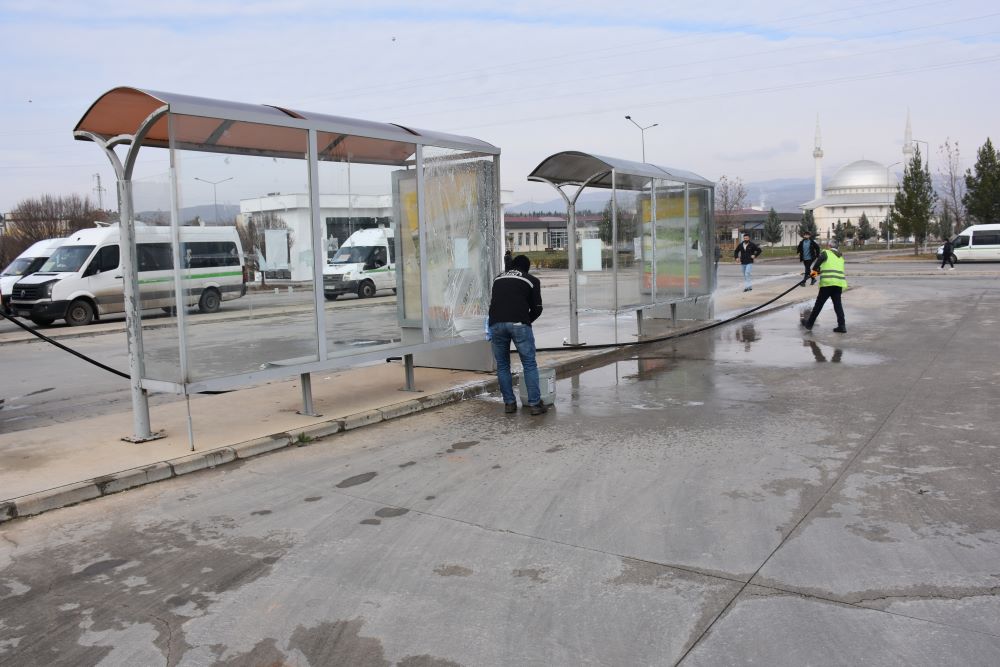 Siirt Belediyesi Otobüs Duraklarını Dezenfekte Ediyor