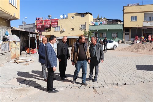 Siirt Belediyesi, Tınaztepe ve Doğan Mahallelerinde Kilit Parke ve Asfalt Yama Çalışmalarını Sürdürüyor