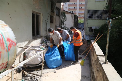 Siirt Belediyesi, Çöp Evi Temizleyip İlaçlama Çalışması Gerçekleştirdi
