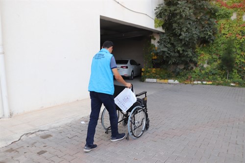 Siirt Belediyesi'nden İhtiyaç Sahibi Vatandaşlara Tekerlekli Sandalye ve Dik Durma Sehpası Desteği