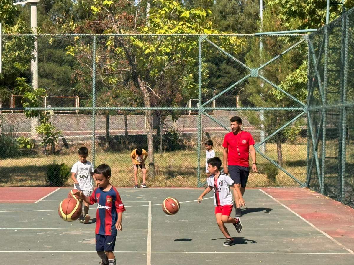 Yaz Spor Kursları Başladı: Gençler Orhan Doğan Parkı'nda Sporla Buluşuyor!