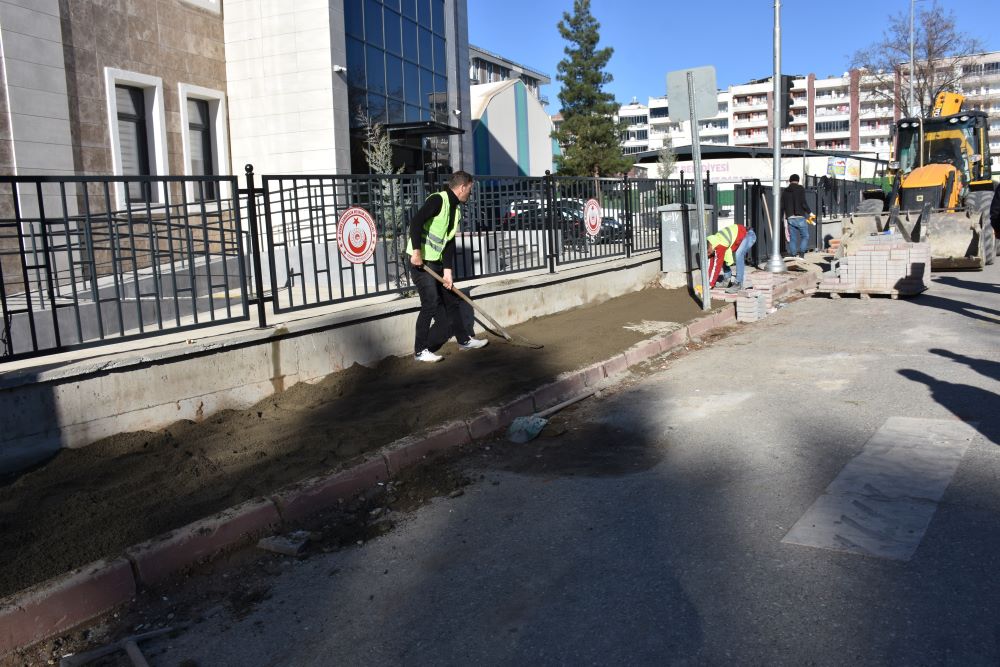 Siirt Belediyesi Fen İşleri Müdürlüğü, Kaldırım Taşı Çalışmalarına Devam Ediyor