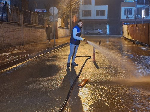 Siirt Belediyesi Sokak ve Caddelerde Yıkama Çalışmalarını Sürdürüyor