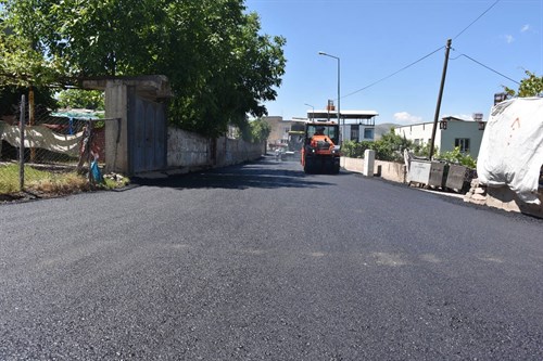 SİİRT’TE ASFALT SERİM ÇALIŞMALARI ARALIKSIZ SÜRÜYOR