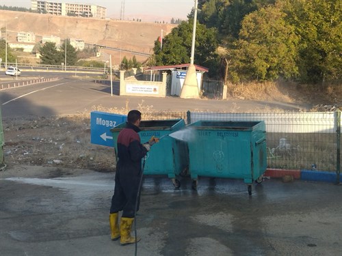 Siirt Belediyesi’nden Çöp Konteynerlerine Düzenli Dezenfekte Çalışması